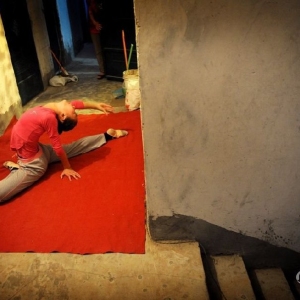 【六一特辑】出租房楼道里的练功女孩 组图