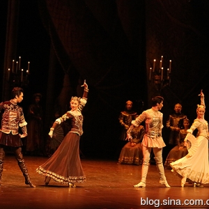 中芭古典芭蕾舞剧《天鹅湖》飞落清华大学