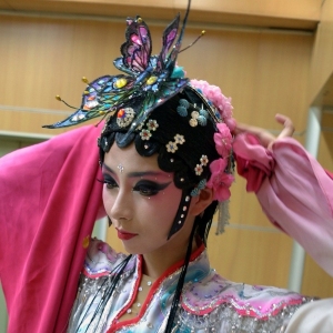 青年舞蹈家李倩春晚《百花争妍》水袖舞剧照