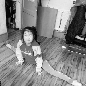 10岁追梦女孩 趴窗户“偷”学舞蹈