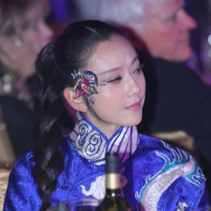 杨丽萍个性妆容配一身龙袍现身某活动 组图