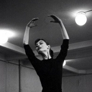 【老照片】奥黛丽·赫本50年代的芭蕾练功照（多图）