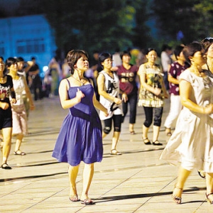 凤凰传奇主唱批美国媒体 说大妈跳广场舞扰民很无聊