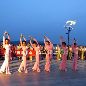 解读广场舞的密码或许藏于一代人的独特命运