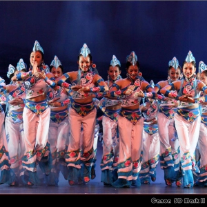 浅谈彝族服饰与彝族舞蹈的潜在联系