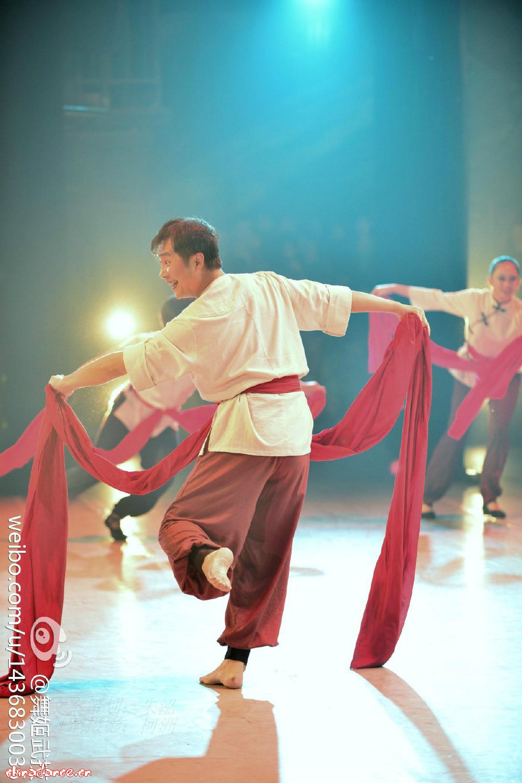 汉族民间舞群舞《一个扭秧歌的人》“春晖甲子·大美不言”舞蹈专场晚会 - Powered by Discuz!