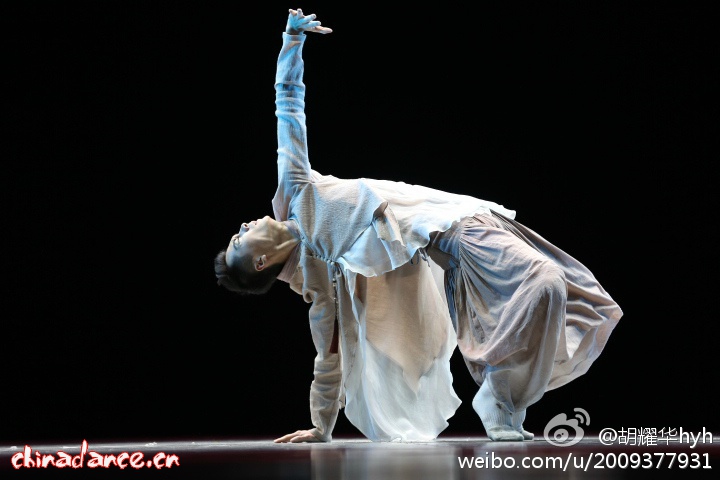 男子现代独舞  作品名称 《行·禅》 演出单位 杭州歌剧舞剧院