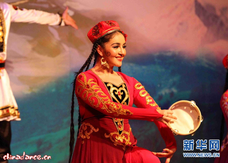 中国新疆艺术团首次走进苏里南《中国好舞蹈》冠军助阵