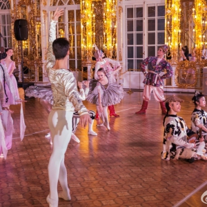 瓦岗诺娃学生在皇宫表演芭蕾舞剧《胡桃夹子》