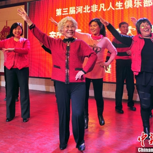 河北80岁“癌症奶奶”跳炫酷西班牙斗牛舞