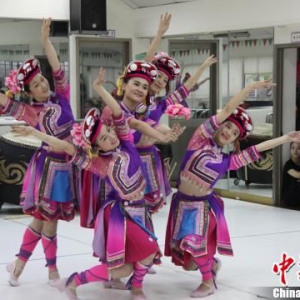 福建民族民间舞蹈交流团25日走进台中校园（组图）