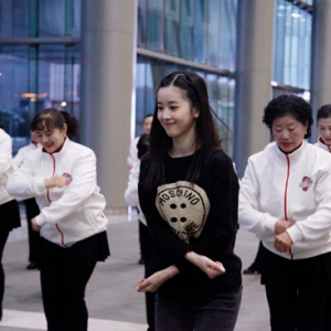 奶茶妹妹章泽天认真学跳广场舞小苹果（组图）