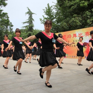 广场舞可打造成中国特色民俗品牌