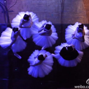 【幕后风采】中央芭蕾舞团候场的白天鹅们