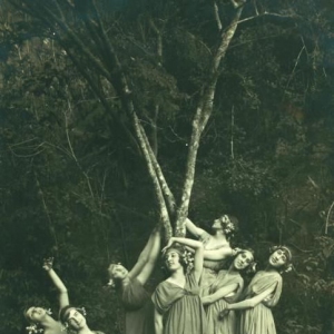 【舞蹈老照片】安娜·巴甫洛娃芭蕾舞团的舞者们在密林中