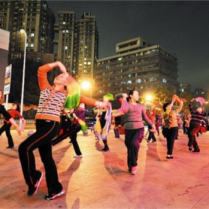 中国大妈饱受非议：广场舞为什么让人痴迷？