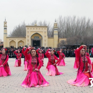 新疆喀什市庆祝妇女节：劲爆的舞蹈跳起来