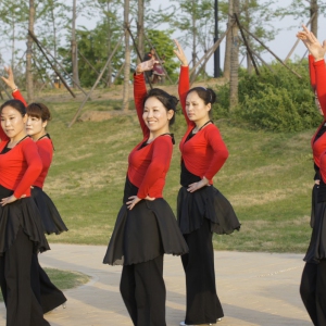 究竟什么样的歌是广场舞大妈心目中持久不衰的真神曲？