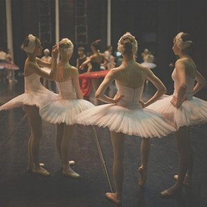 跳一段舞就像投入一段感情，是那么真切，那么深刻