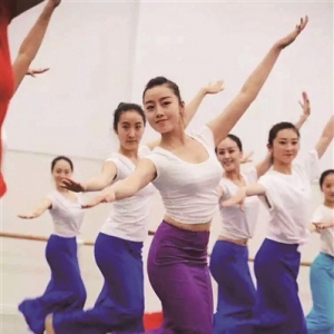 孔雀舞传承人旺腊与南艺学生齐舞（组图）