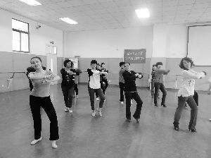 西北师大舞蹈学院学子走进社区教中老人跳舞