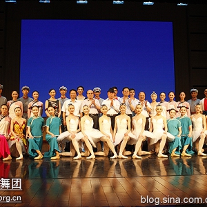 “高雅艺术进校园”中央芭蕾舞团走进新疆教育学院（演出组图）