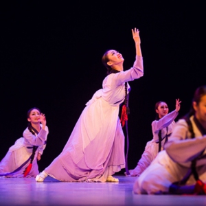 【每日一舞】北京舞蹈学院鲜族舞蹈《阿里郎》这是一群美丽的姑娘！