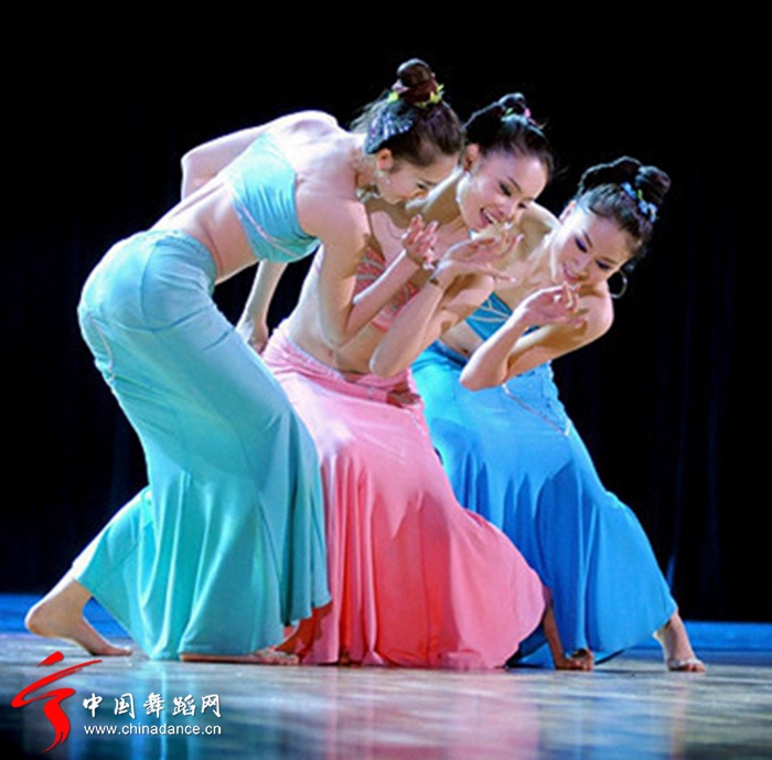 傣族舞蹈基本知识:傣族舞基本动作教学