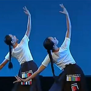 【每日一舞】女子藏族舞蹈《牧羊姑娘》衣带飘飘，美得让人如痴如醉！