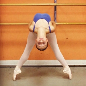 【技术技巧】问：24岁了，练腰功还来得及吗？怎么练？