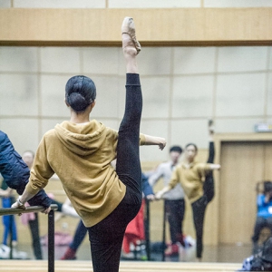 【技术技巧】问：怎么把腿的软度练开且不容易受伤？