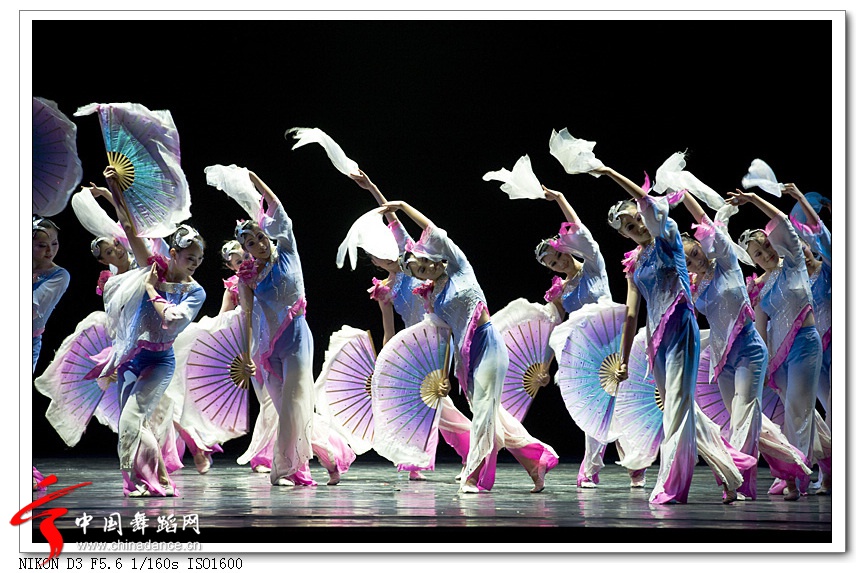 这就是中国舞蹈的精彩之处,这是杭州艺术学校的《风酥雨忆》,把山东的