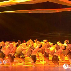 第四届中国新疆国际民族舞蹈节舞剧《戈壁青春》精彩上演（组图）
