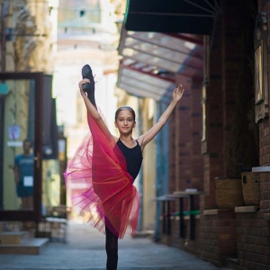 国外小芭蕾舞娘街头一展优美舞姿 如精灵坠入凡间（组图）