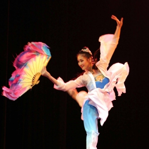 唯美雅致：中国古典舞《扇舞丹青》3个不同版本，令人如痴如醉！