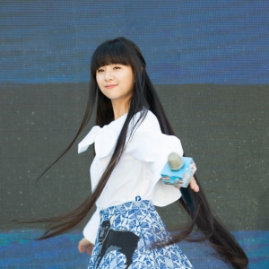 小彩旗否认只靠姨妈杨丽萍成名：能教我东西就挺好