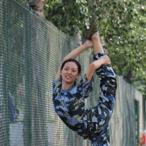 组图：舞蹈系军训放大招 女生一字马秀腿功