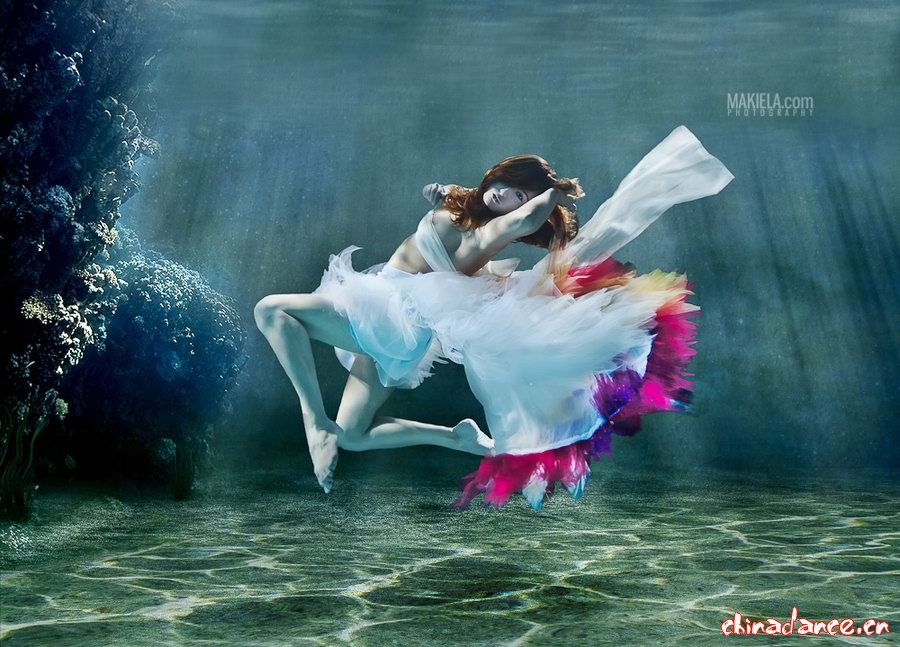 意大利女时摄影师《behind the surface》水下芭蕾
