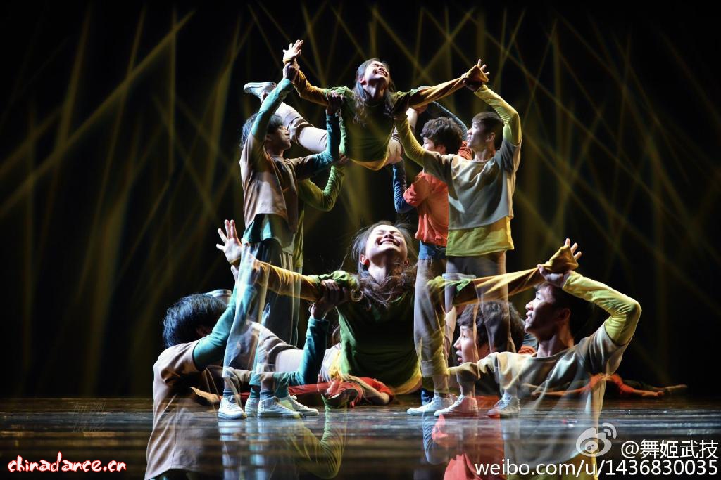北京舞蹈学院编导系2011级新疆班传统舞蹈的现代性编创剧照二