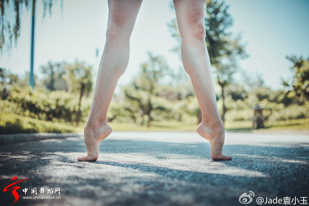 待到山花烂漫时,她在丛中笑——清凉舞蹈妹子树荫下起舞