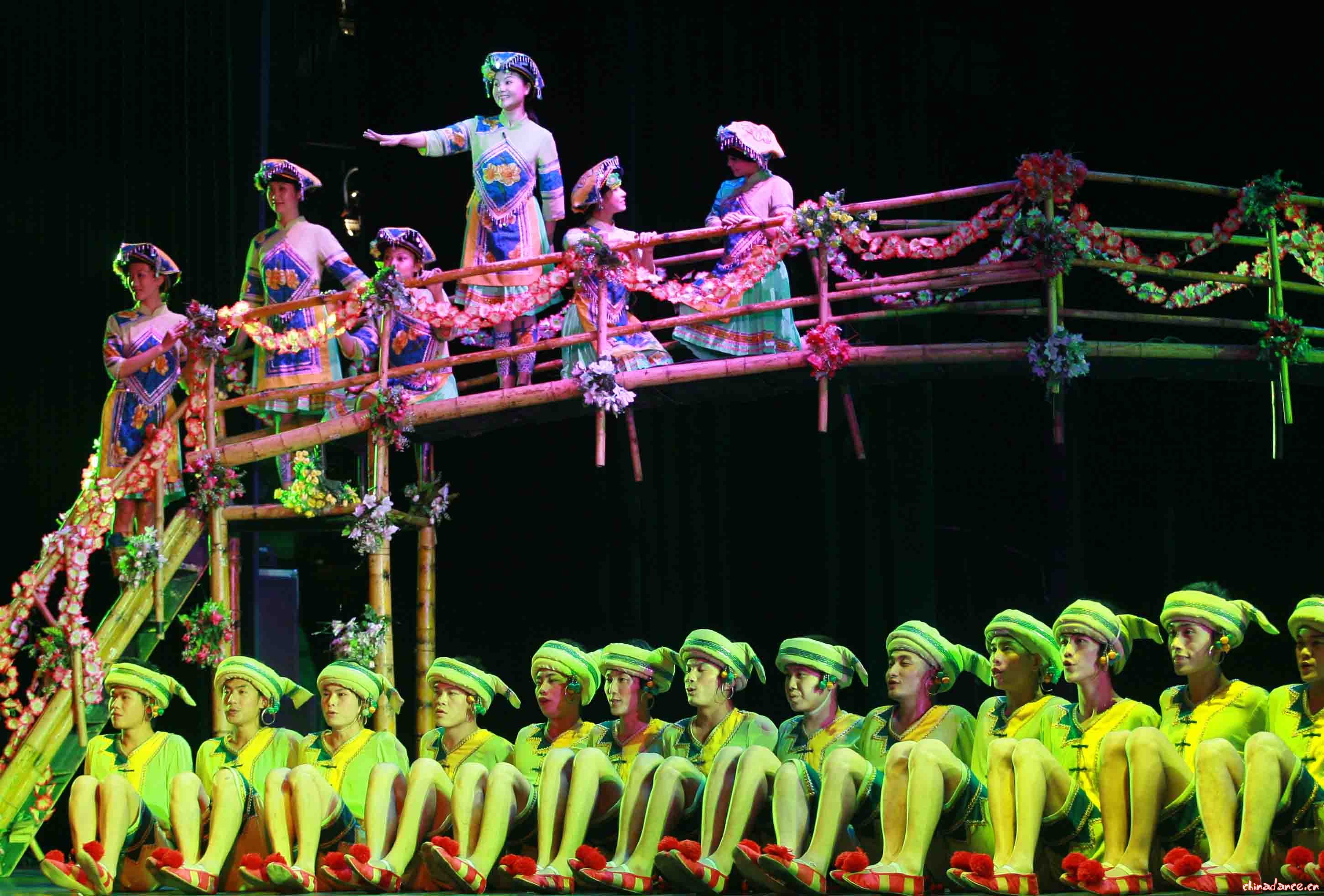 广西刘三姐故乡的歌在武汉隆重上演其中全国著名导演张继刚亲自导演的
